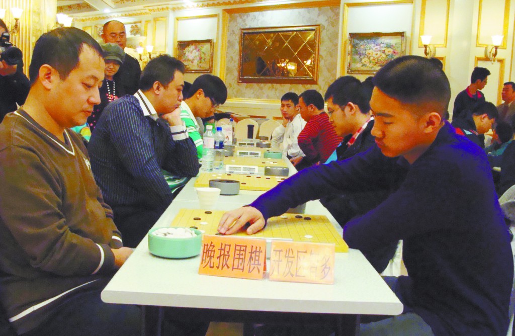 两队棋手在比赛中博弈.jpg