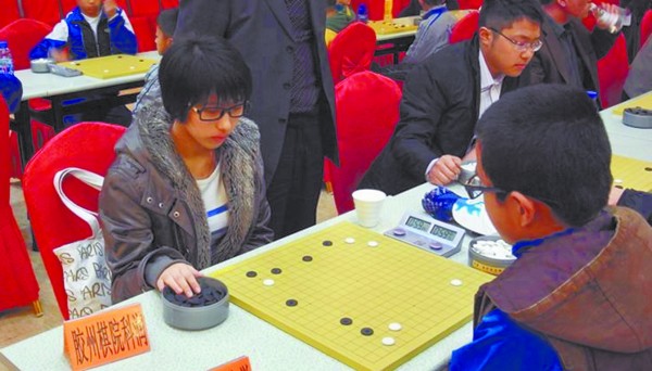 世界冠军蔡碧涵与台六小学的任恩慈对弈.jpg