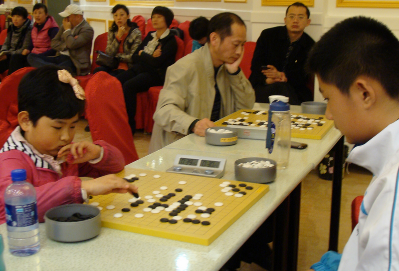 七岁的丁明君（左）迎来自己围甲的第一场胜利。.jpg
